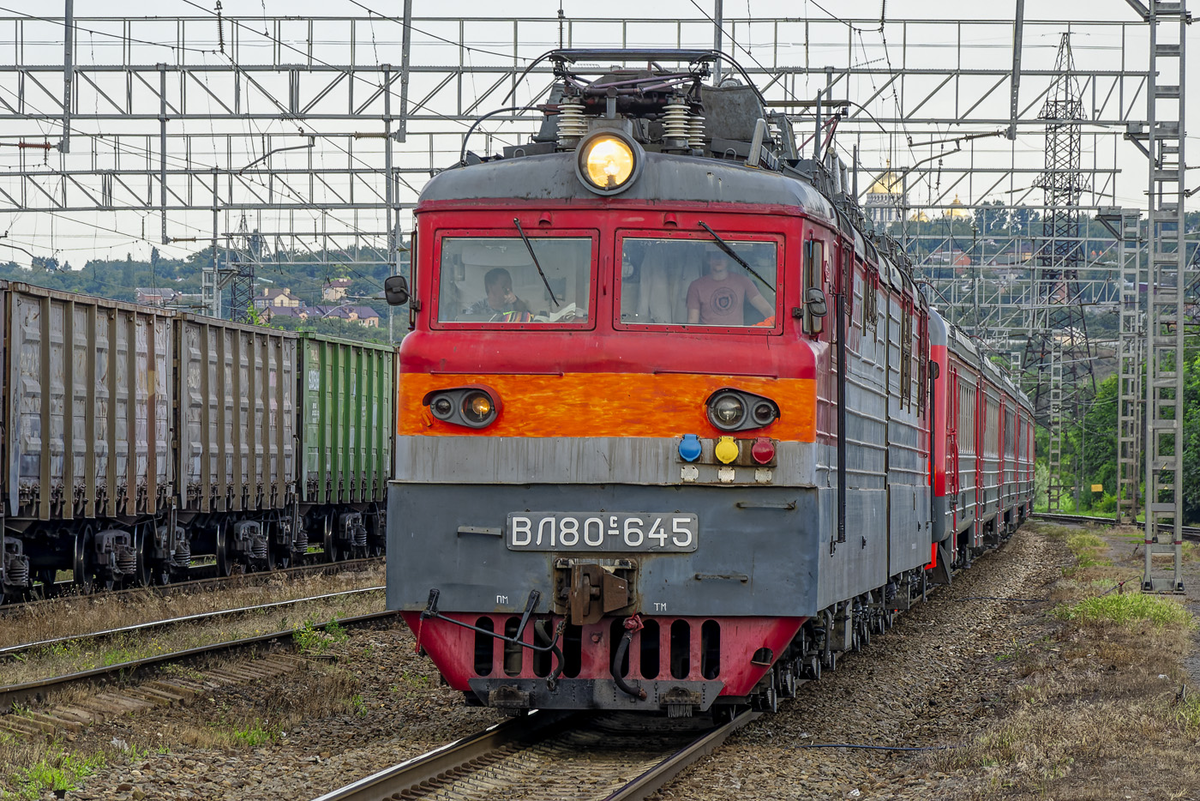 ЭД4М-0045 и ЭД4М-0044 при транспортировке в Донбасс, источник фото https://railgallery.ru/photo/216044/?vid=32134, автор Манкевич Н.Д 