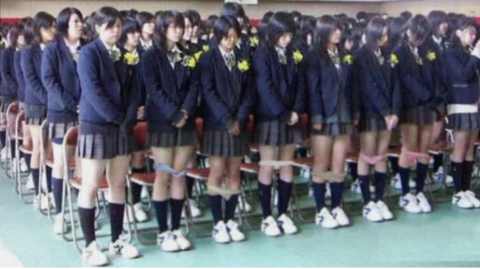 Что происходит на этих фото? В сети довольно много фото школьниц-японок со спущенными трусами прямо в классе или спортзале. Значит, явление массовое. Что же они там делают, зачем.
