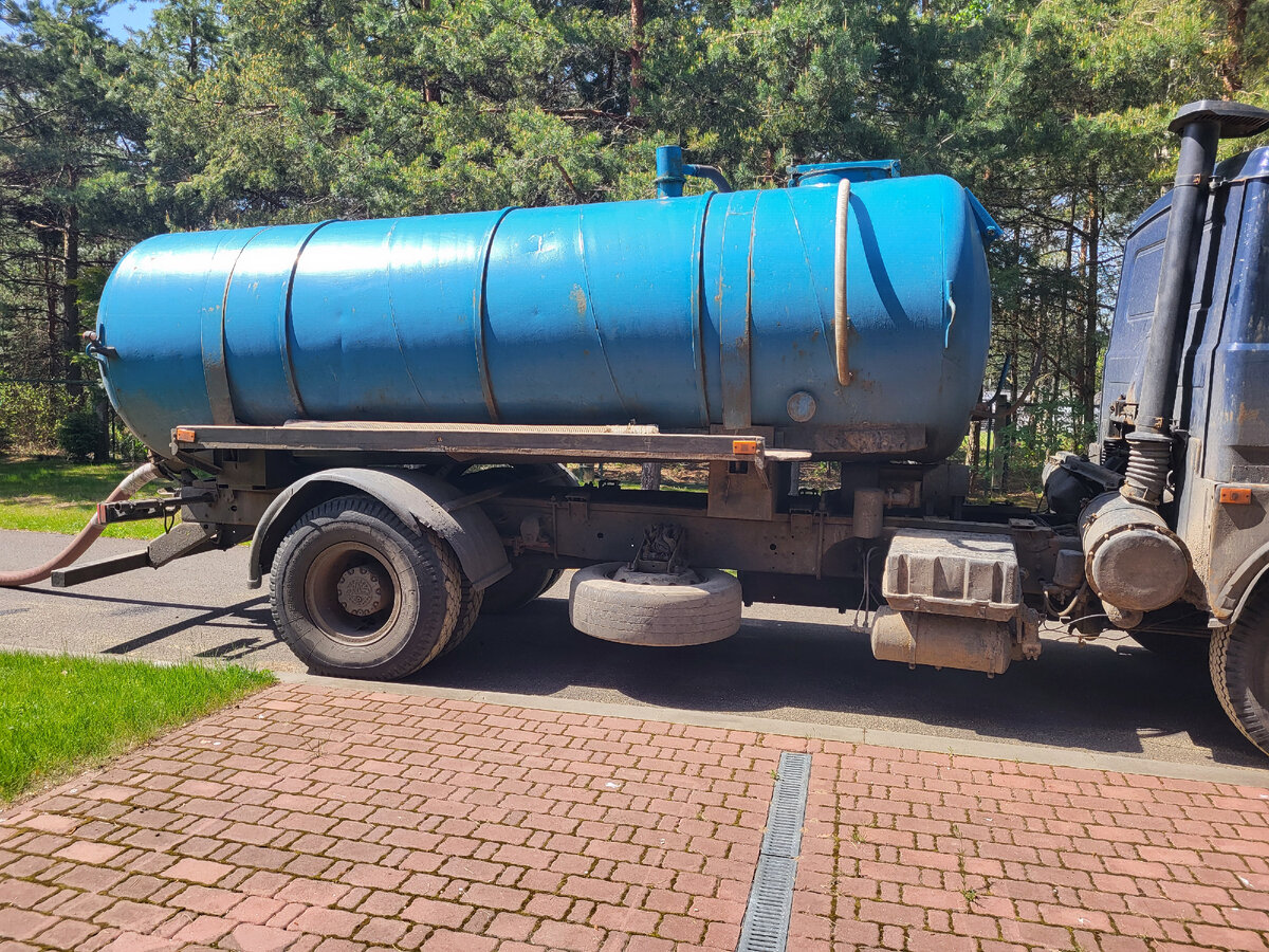 Откачка канализации. Пришлось заказывать машину
