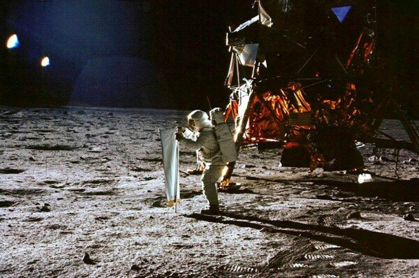 Официальное фото НАСА  AS11-40-5872HR