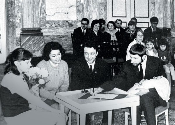Слева направо: Светлана (супруга Петра), Софья Волкова, Константин и Петр Кадочниковы. 
Регистрация рождения дочери Петра и Светланы Наташи Кадочниковой (Ленинград, 1969)