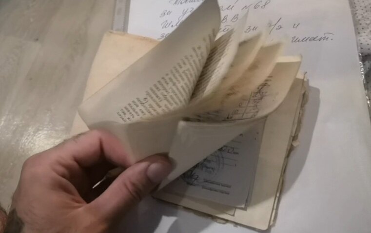 Проверяли книжку садовода и долги на участок.
