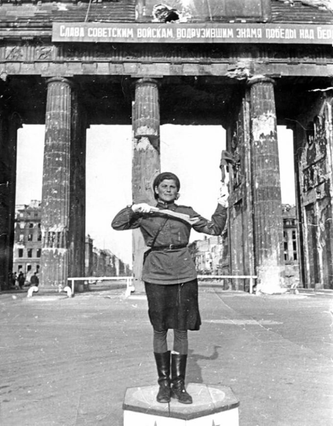 Регулировщица Мария Лиманская на фоне Бранденбургских ворот в мае 1945 г. / Евгений Халдей / Википедия