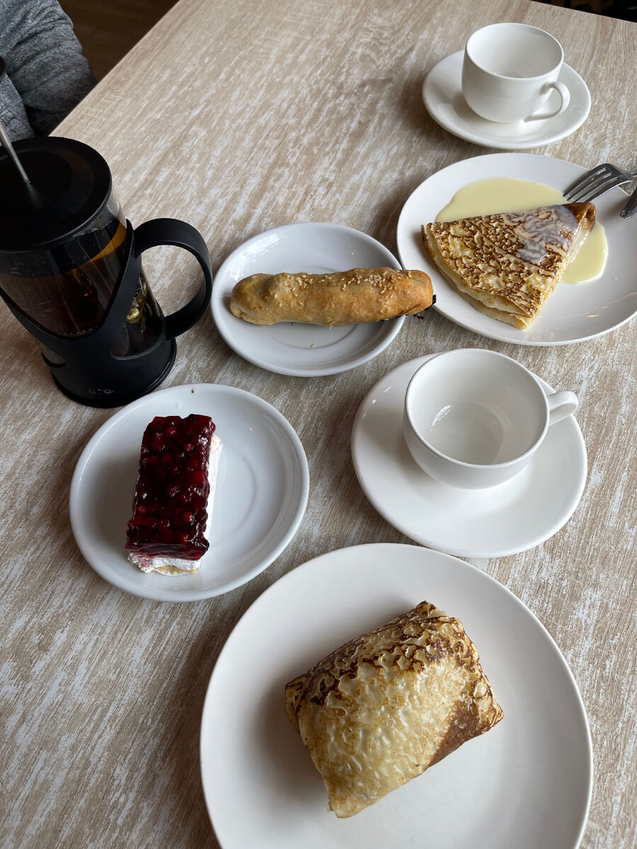 Блин с капустой, ягодное пирожное, куриный пирожок и блин со сметаной — все очень вкусное