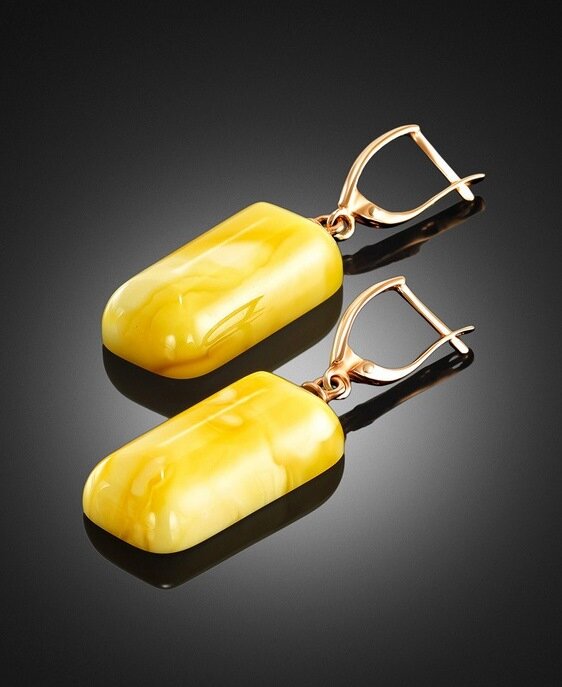 Лаконичные подвесные серьги из натурального янтаря медового цвета