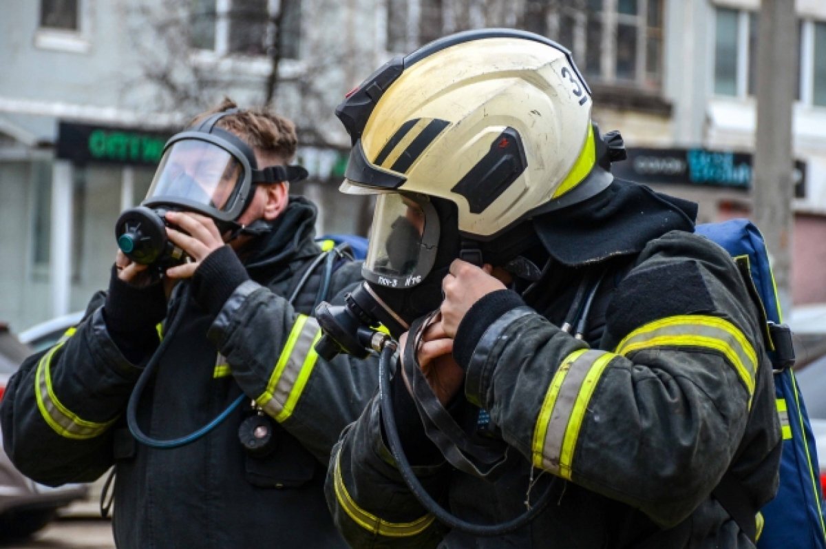    На пожаре в бийской многоэтажке спасли пять человек