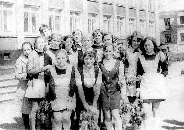  Вот и закончился июнь - месяц экзаменов, волнений, расставаний... Получен аттестат. Учителя сказали красивые добрые слова на прощание... Не мои это были экзамены? Не я волновалась на них?-8