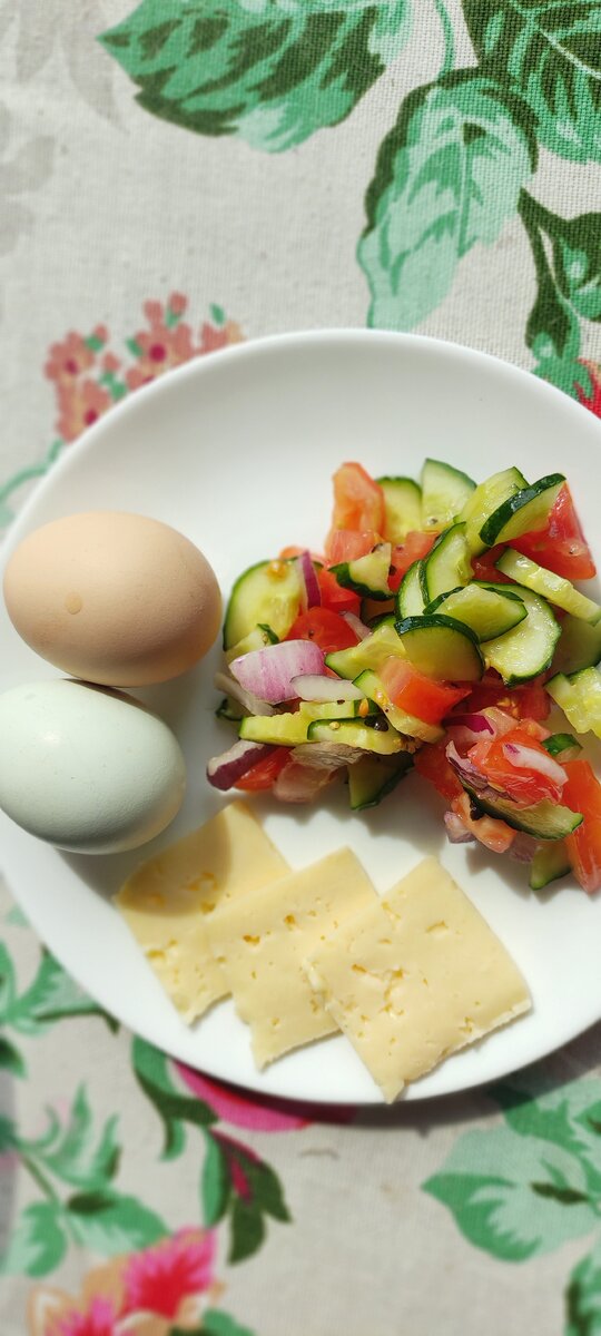 Если бы не сыр, завтрак бы считался полностью домашним. Овощи с дачи (свекрови, наш огород будет готов только в следующем сезоне). Яйца от наших кур. У мужа и дочки ещё домашний хлеб. 