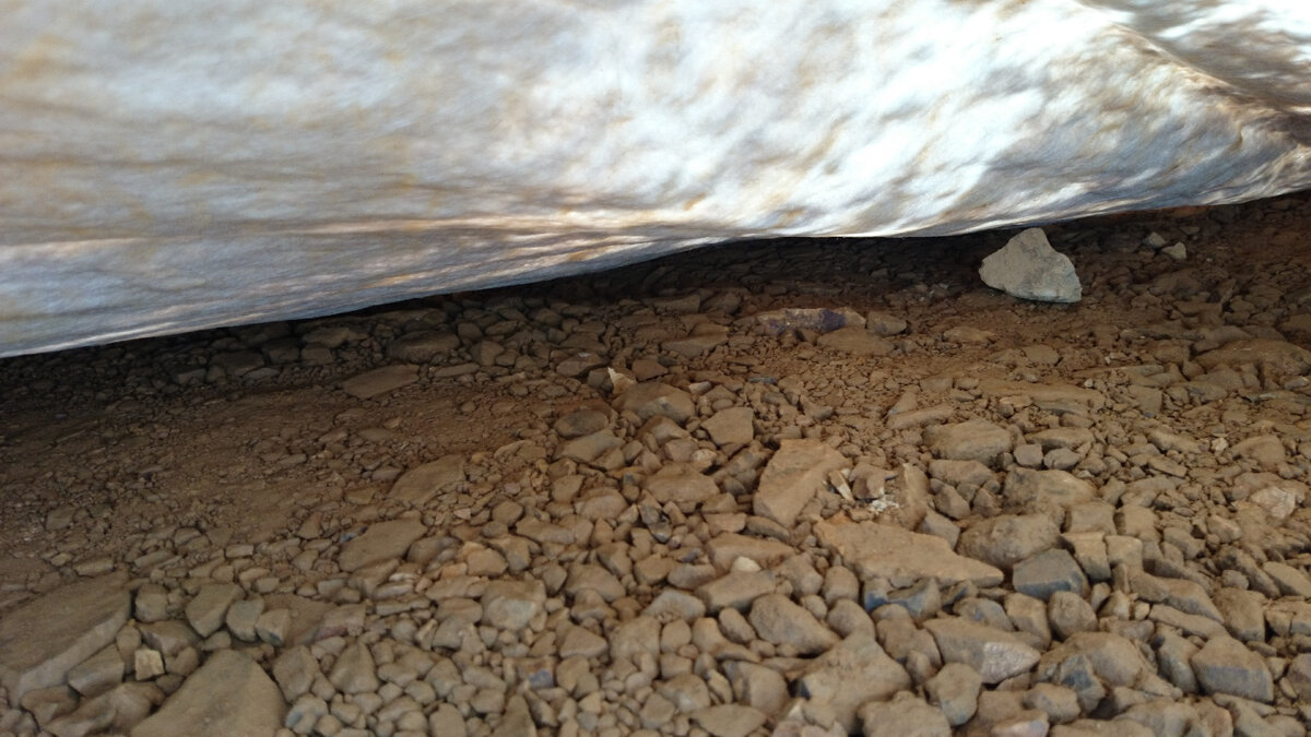 Каменистое основание под плотным геотекстилем