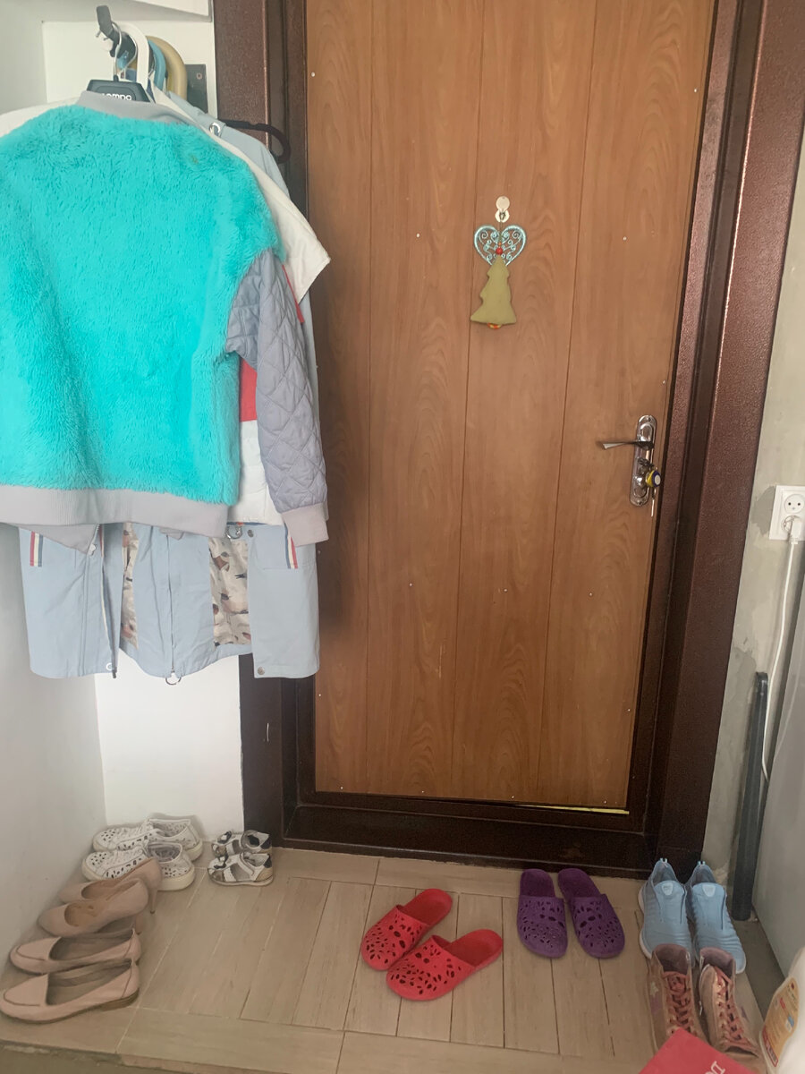 Часть вымытой обуви, остальная сохнет в сторонке 