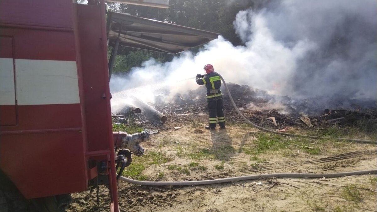     В деревне Новопокровка Нижнетавдинского района загорелся мусор на площади 150 квадратных метров.