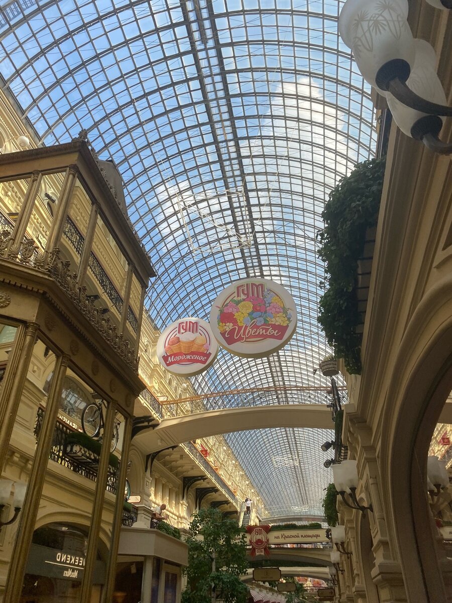 Внутри есть вот такие вывески