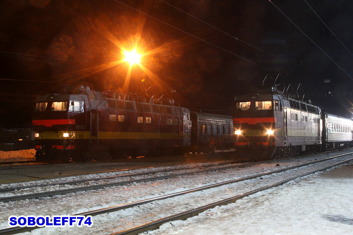 Электровозы ЧС4Т-271 и 291 с пассажирскими поездами