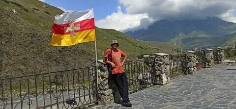 Турист на фоне монастыря. 