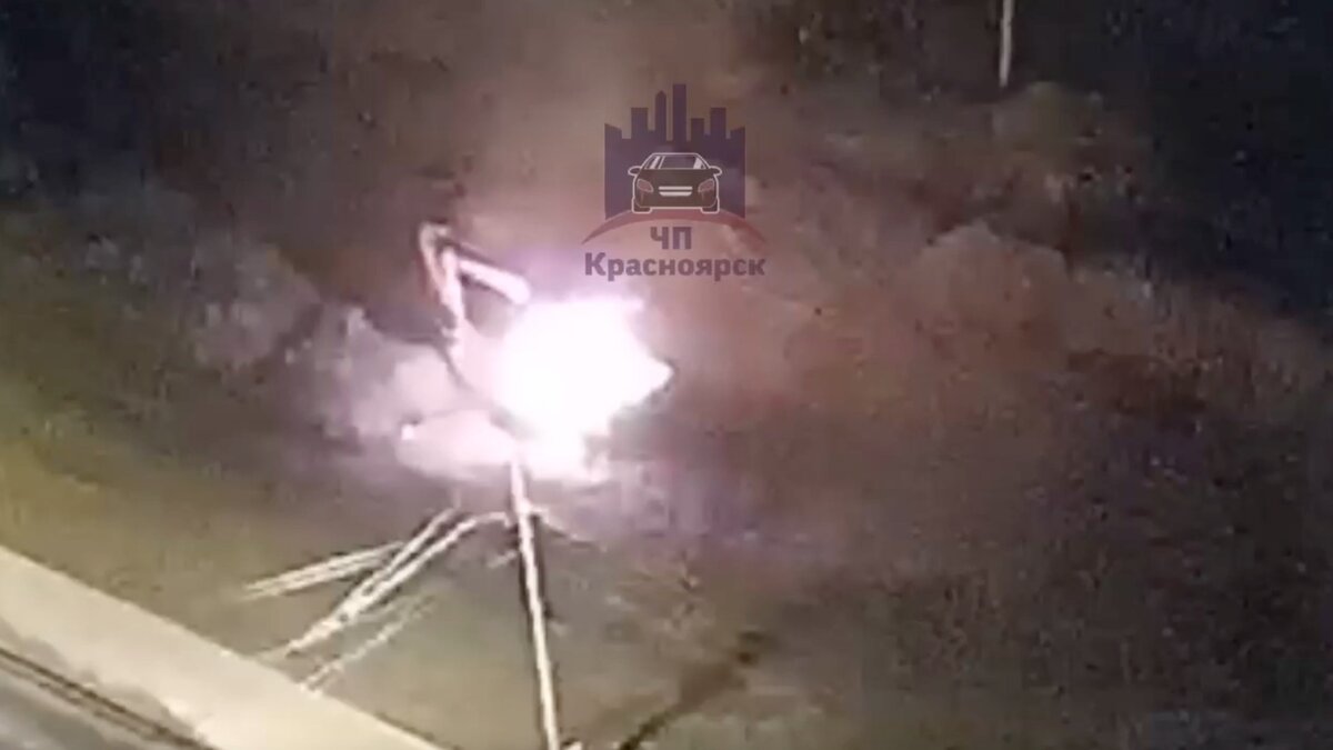     В Красноярске неизвестный поджег экскаватор. Все произошло ночью около перекрестка Норильская — Калинина.