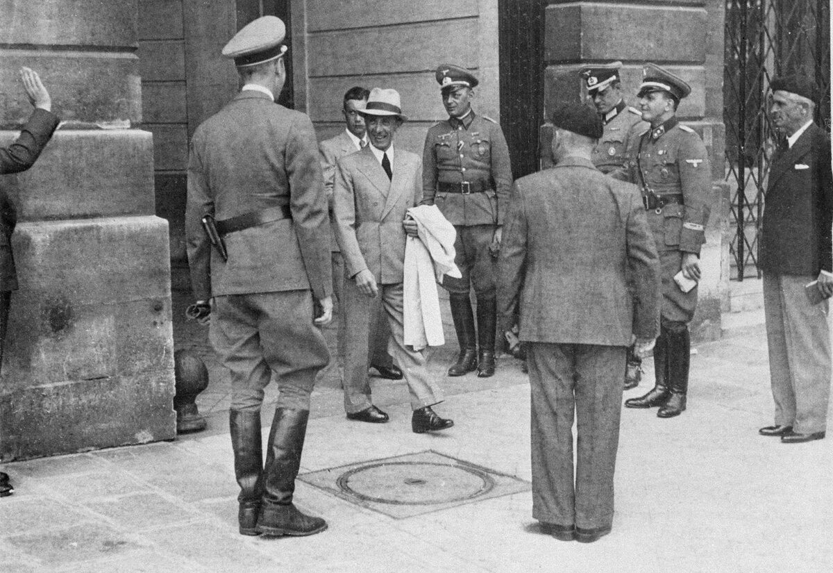 Геббельс в захваченном Париже выходит из отеля, 1940 год.