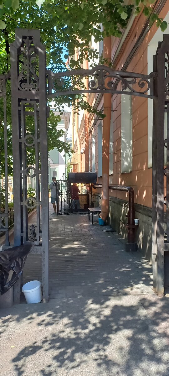 В эту калитку входил Бодров в фильме "Брат"