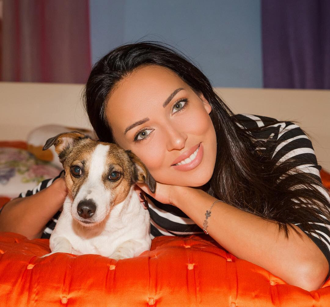 Алсу и джек-рассел Боня. Источник фото: официальная группа Алсу ВКонтакте (https://vk.com/wall-11384669_132751) 