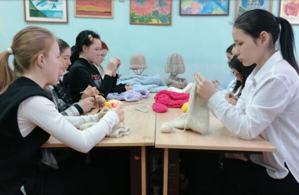    Школьницы Башкирии вяжут носки для военнослужащих