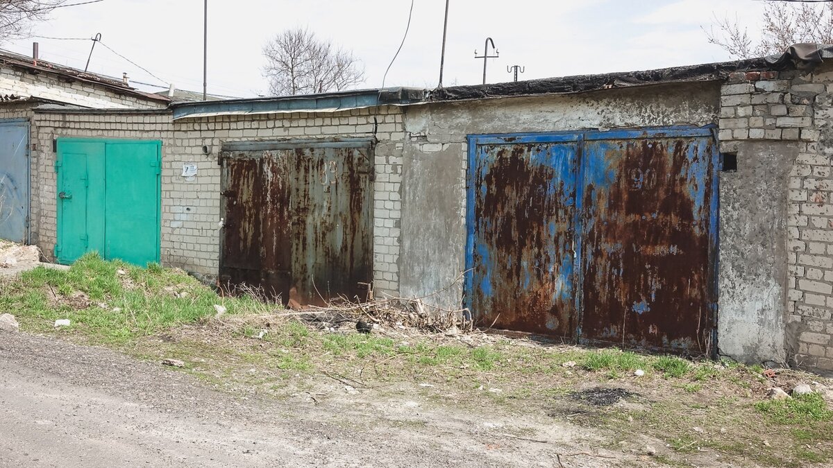     В Ростовской области в одном из гаражей обнаружили тело человека с поврежденной головой, сообщают СМИ.