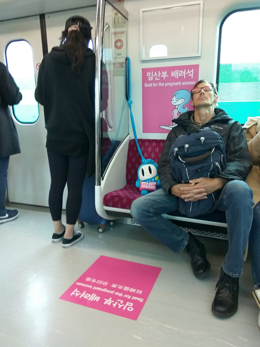Метро в Корее с местами со специальной игрушкой на пуповине для беременных женщин