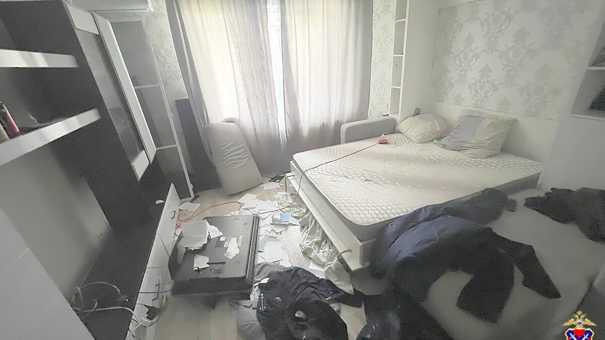     36-летняя жительница Калачёвского района задержана полицейскими за умышленное уничтожение имущества, ей грозит уголовная статья за погром в квартире бывшего мужа, сообщает издание «НовостиВолгограда.ру» со ссылкой на полицейское ведомство.