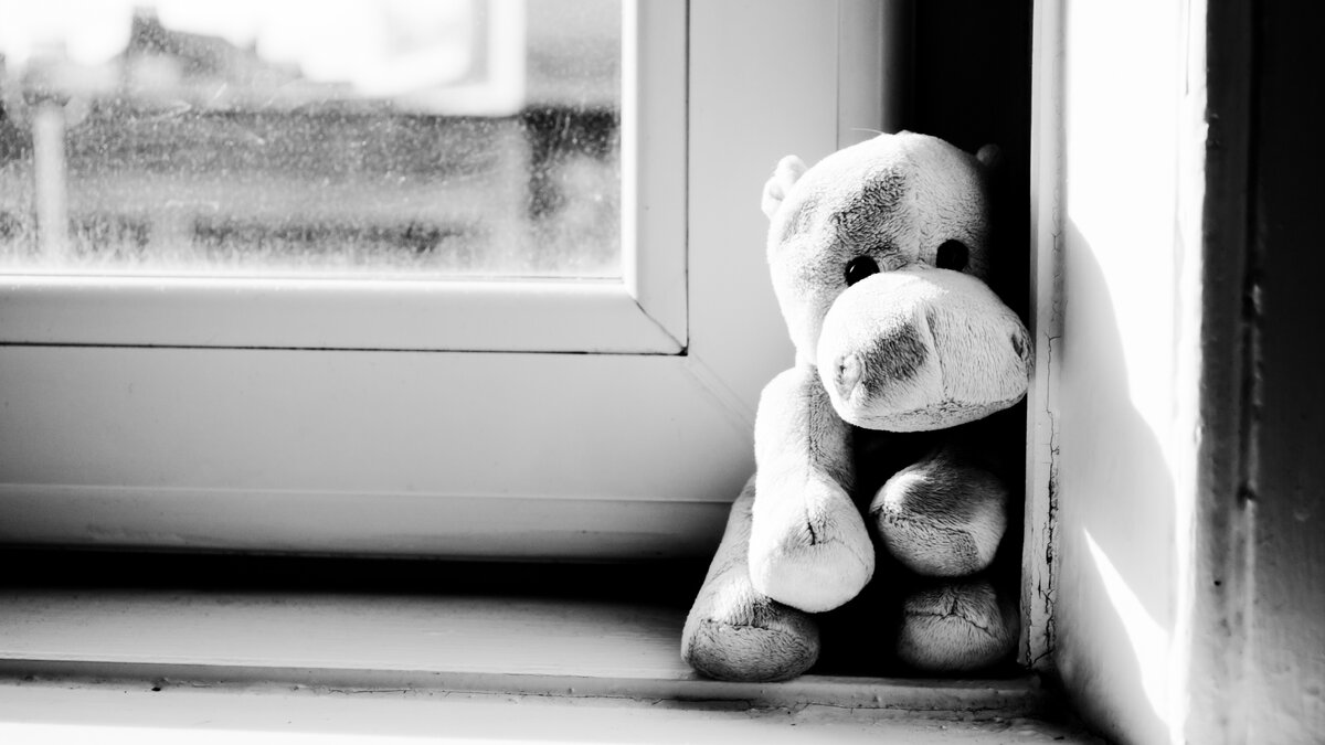     В Батайске маленький ребенок выпал из окна многоквартирного дома, сообщают СМИ.