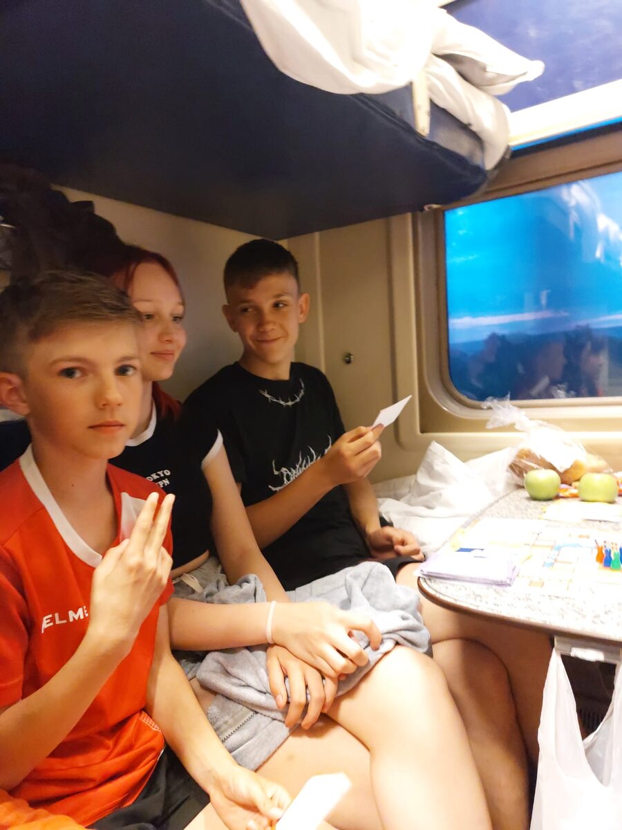 Сотрудники Транспортной полиции СЗФО защищают детей от ожогов.