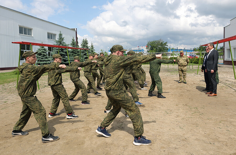 Участники военно-исторических сборов «Армата» изучают приемы рукопашного боя на базе Новооскольского Центра патриотического воспитания в Белгородской области Фото: Антон Вергун / РИА Новости