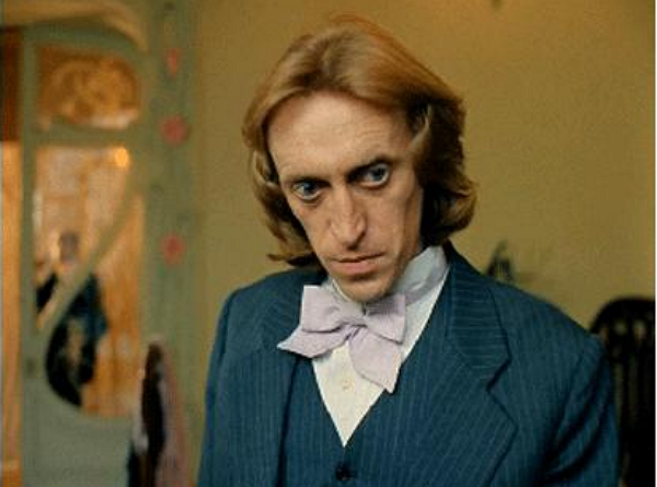 Платон (Виктор Авилов), кадр из фильма "Господин оформитель" (1988)