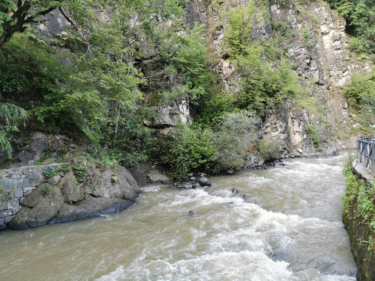 Рядом течёт река