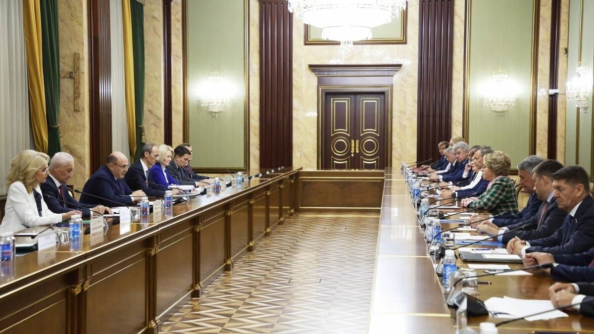     Поправки к действующему законодательству, которые касаются защиты прав участников специальной военной операции и их родственников, обсуждались в ходе встречи главы правительства Михаила Мишустина и руководства Совета Федерации.