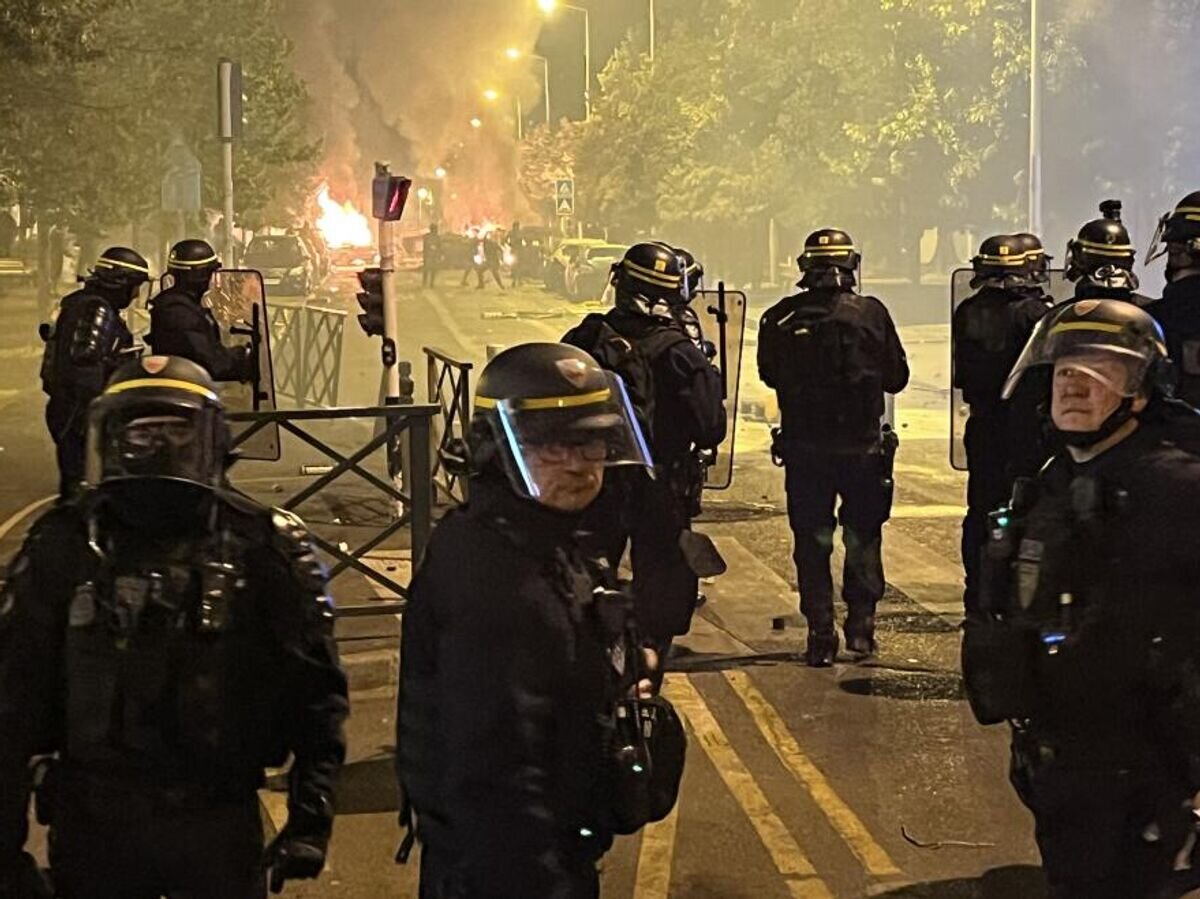    Сотрудники полиции во время беспорядков во французском Нантере© РИА Новости / Евгений Полойко