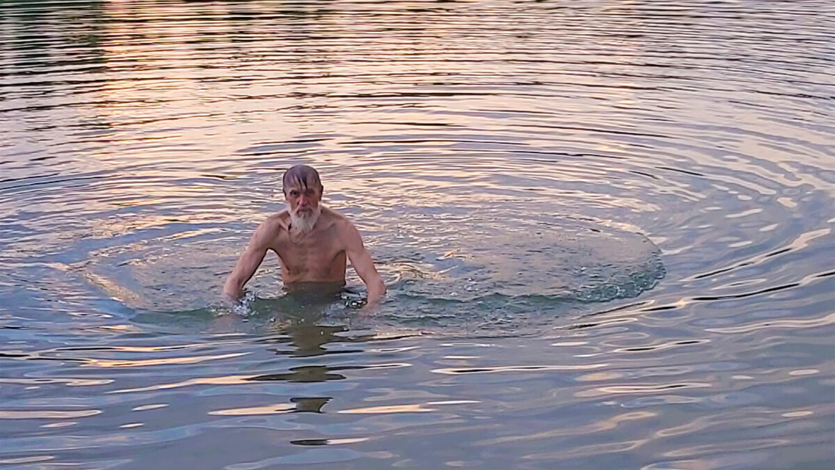 дети купаются на крещение. пошла искупаться. пошла искупаться. иди купаться. мыться в речке прикол.