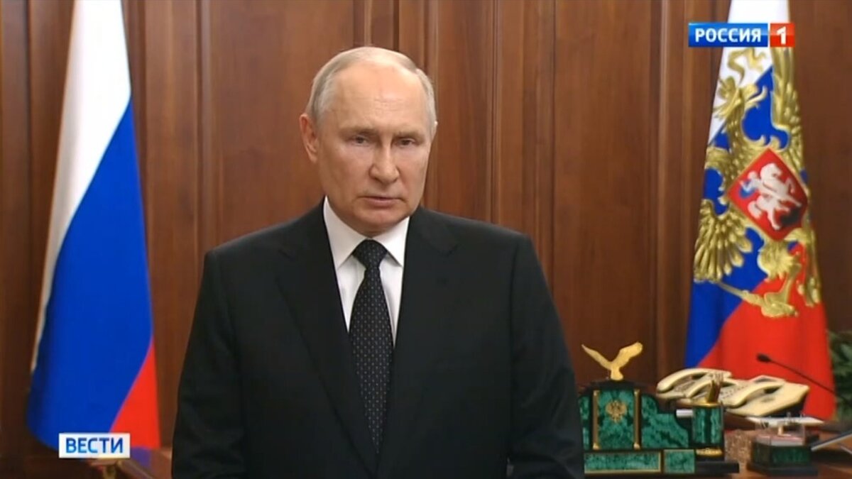     Президент России Владимир Путин на встрече с выпускниками Высшей школы государственного управления РАНХиГС заявил, что у него нет сомнений в победе России.
