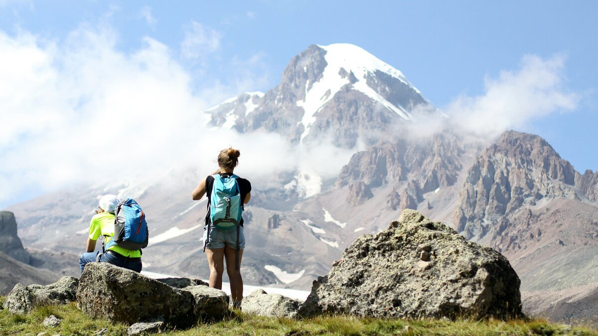     Мужчина, который несколько дней назад пропал при восхождении на гору Казбек, дошел до Грузии и вышел на связь, сообщили в ГУ МЧС России по РСО-Алания.