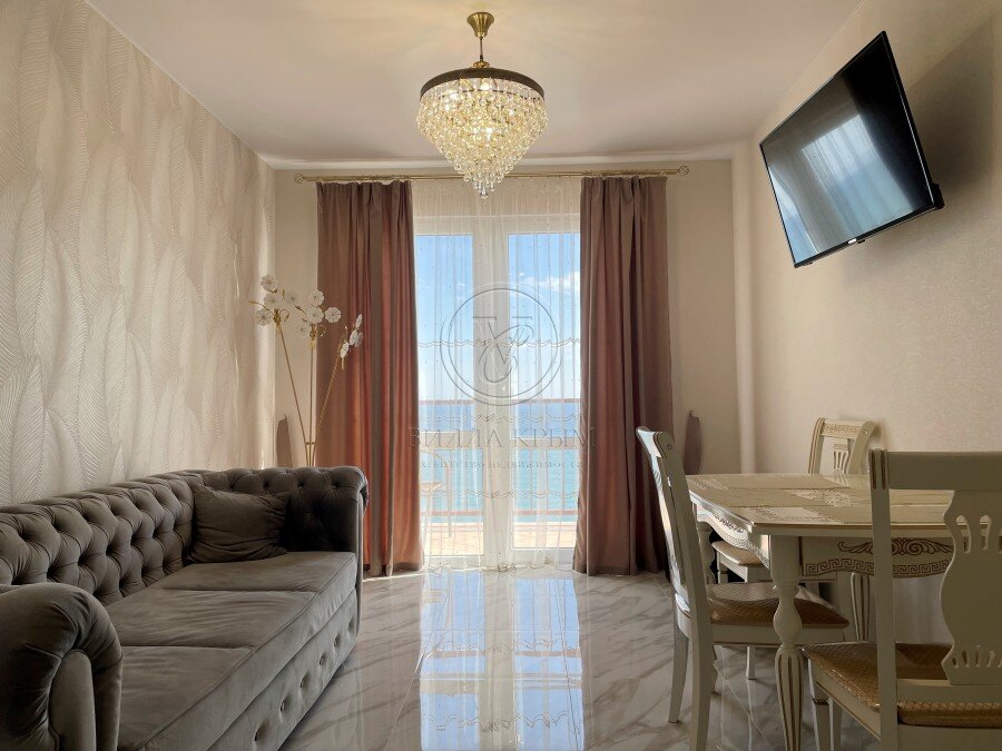 Апартаменты в Семидворье с панорамным видом на море и качественным ремонтом. Цена: 11 500 000 руб. 
Объект на сайте: 1903. 
Подробнее по телефону: +7 (978) 760-54-00, Анна