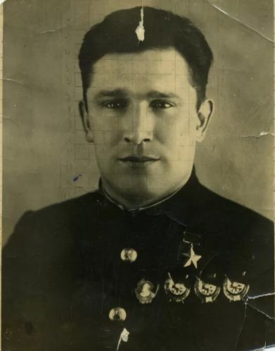 Б.Ф.Сафонов (1915-1942). Источник фото - http://www.sammler.ru/uploads/post-16-1240504305_thumb.jpg