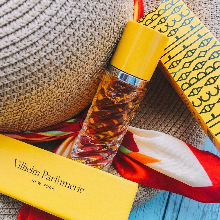 A Lilac a day так божественно весенне-цветочно звучал с крышки и так зубодробительно индолил после нанесения... Не отнять у этого аромата стойкости, она чуть дольше, чем вечность)