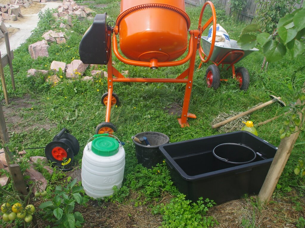 Правильно наливать воду в цемент или сыпать цемент в воду? Разница есть ...