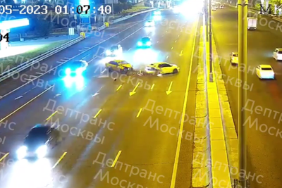    Две машины столкнулись на МКАД © Telegram-канал «Дептранс. Оперативно»