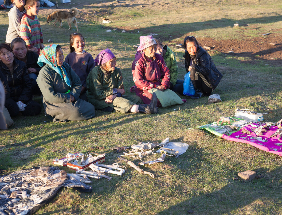 В гостях у цаатанов. Тувинские женщины знакомят с предметами и украшениями, сделанными своими руками