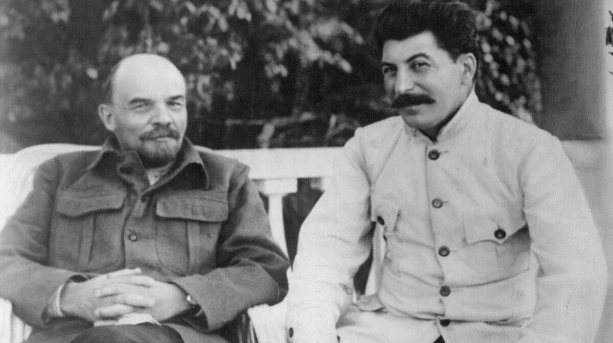 Владимир Ленин (слева) и Иосиф Сталин (справа).