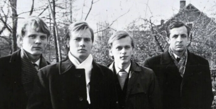 Юозас Киселюс с однокурсниками. Крайний справа Ромуальдас Раманаускас, который сыграл Рихарда в фильме "Долгая дорога в дюнах"