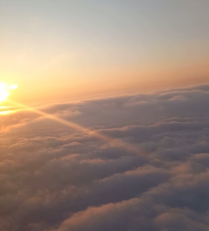 Встречать рассвет в самолёте бесценно. Фото автора 