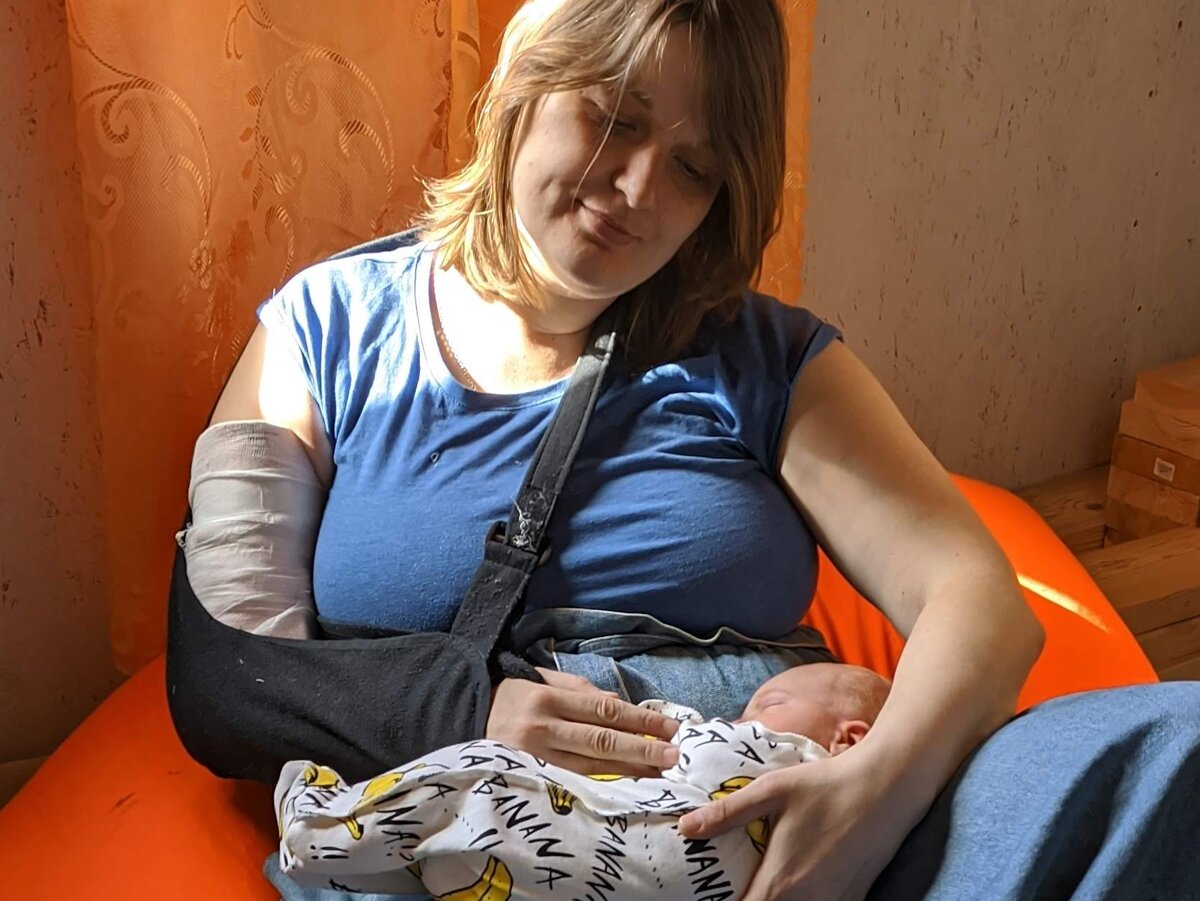 Попробуйте, сломав руку, держать ребенка как-то иначе, чем осознанно. Не получится