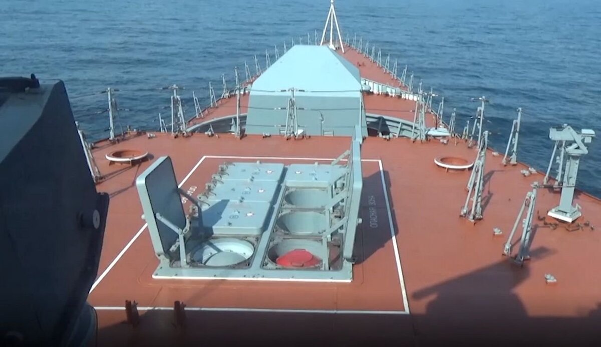 Подготовка к пуску противолодочной ракеты комплекса "Ответ", крышки пусковых установок 3С14 корвета "Гремящий" открыты. Изображение: скриншот из видео Министерства обороны России