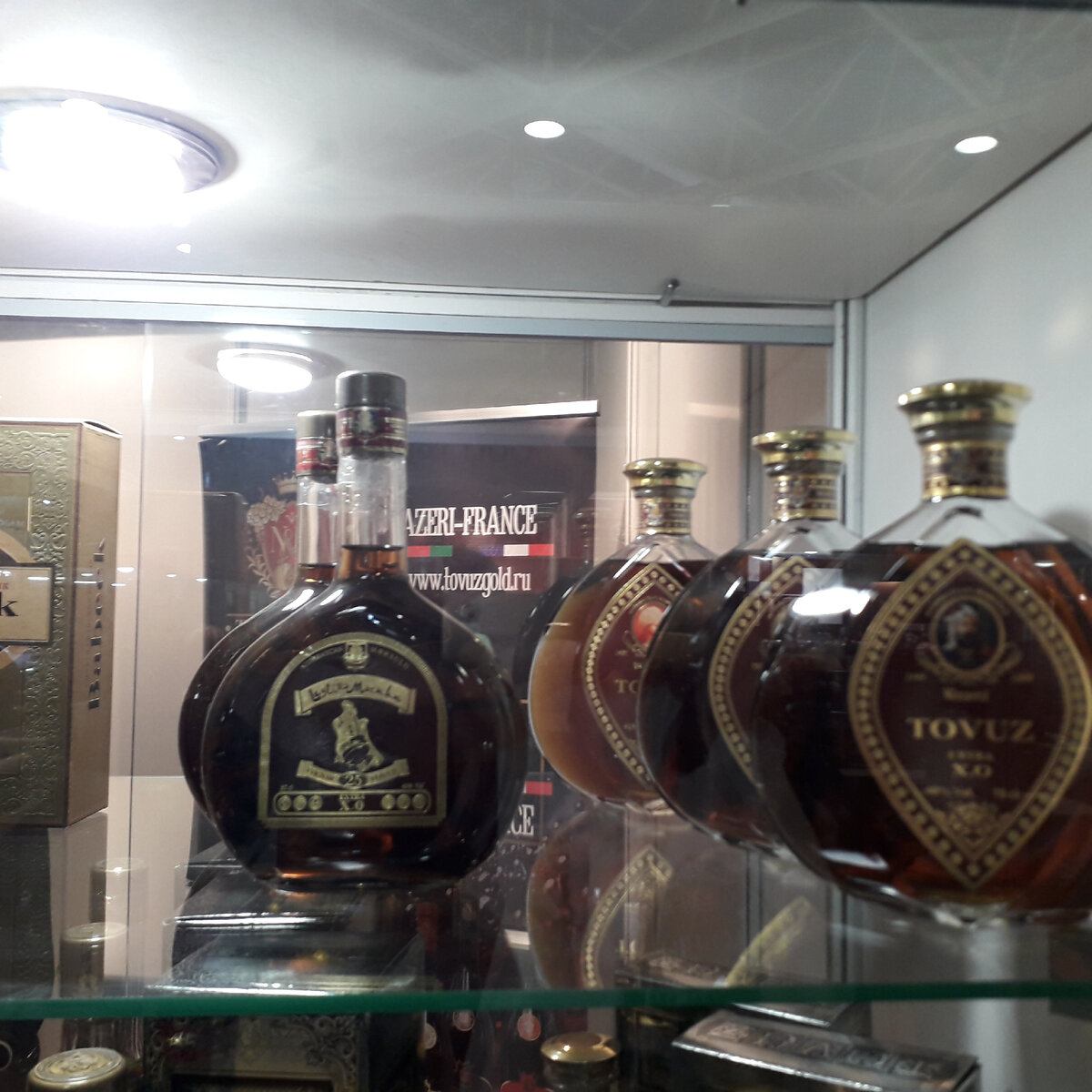 Азербайджанские коньяки на выставке Продэкспо-2023 на стенде производителя ООО Азери-Франс.