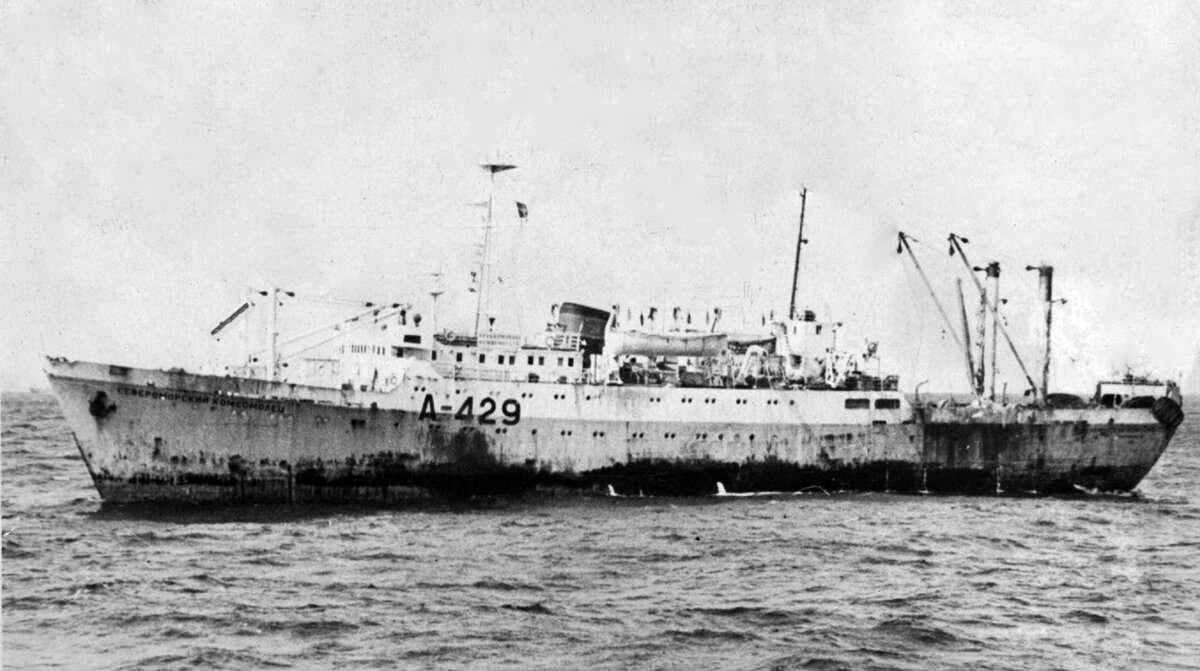 Большой морозильный траулер «Североморский комсомолец» с левого борта