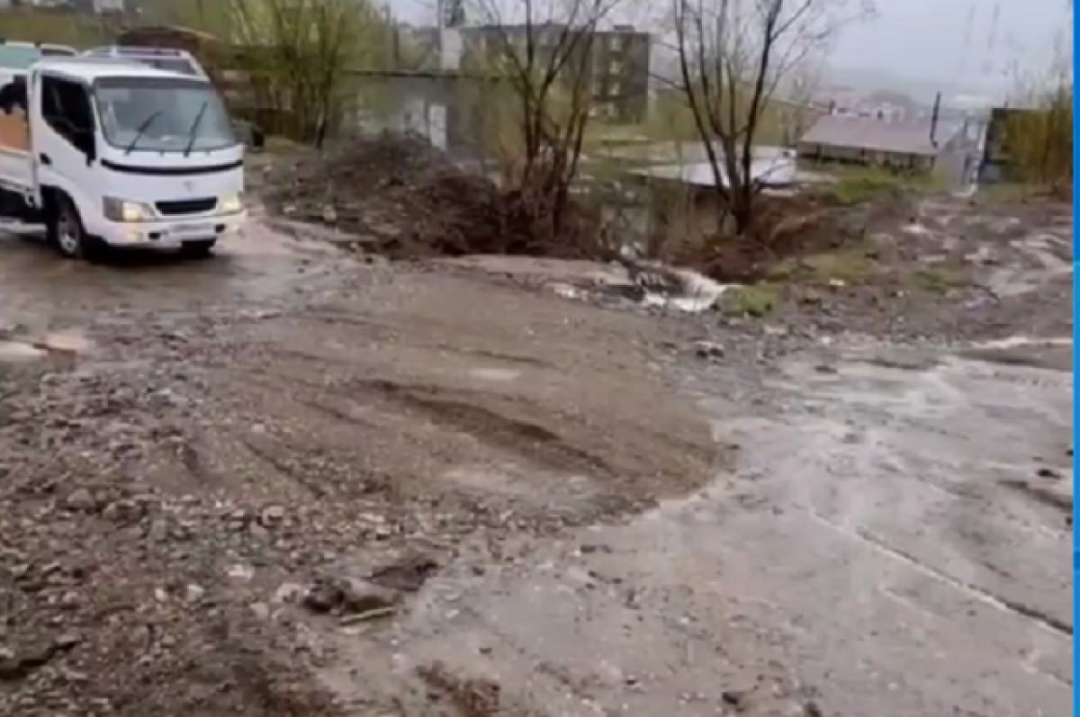 На одной из улиц в столице Камчатки дождевой водой размыло грунт |  АиФ-Камчатка | Дзен